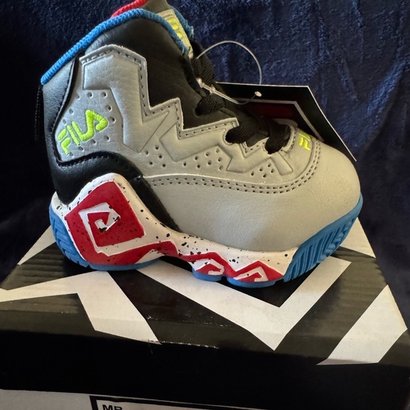 MB Fila Infant/ Toddler Tennis Shoes Sneakers NIB size 4 - Picture 2 of 6